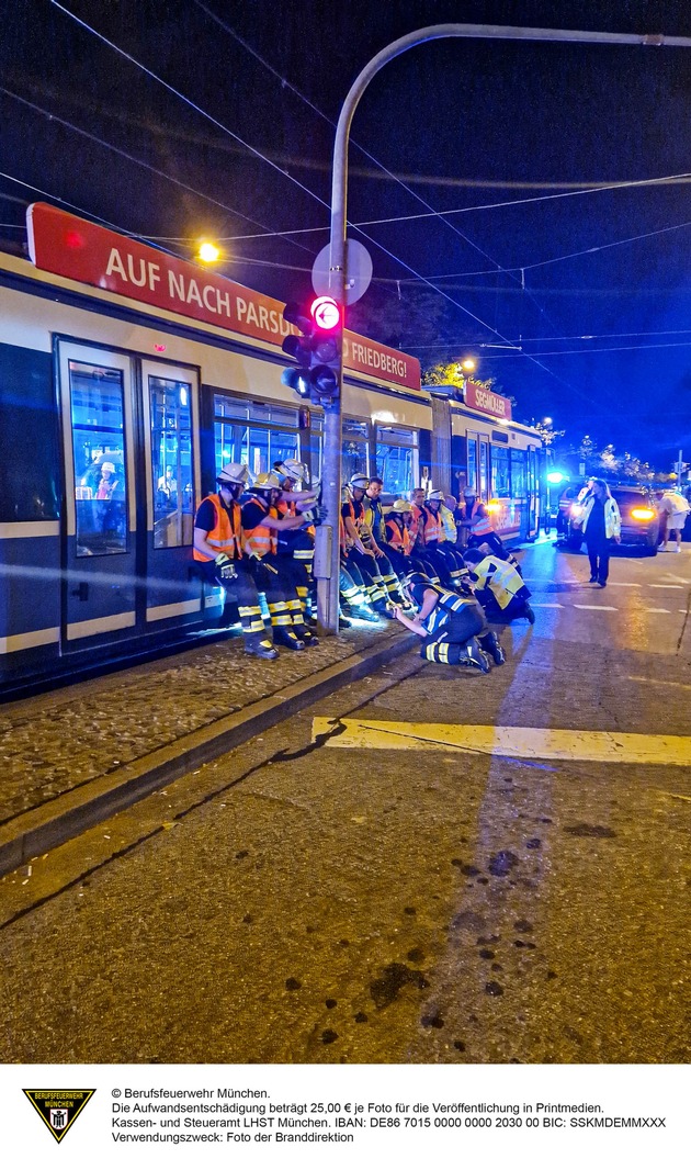 FW-M: Tram entgleist nach Unfall (Schwabing-West)