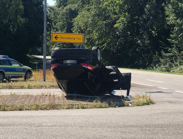 POL-STD: Auto landet nach Unfall auf dem Dach - zwei Personen leicht verletzt