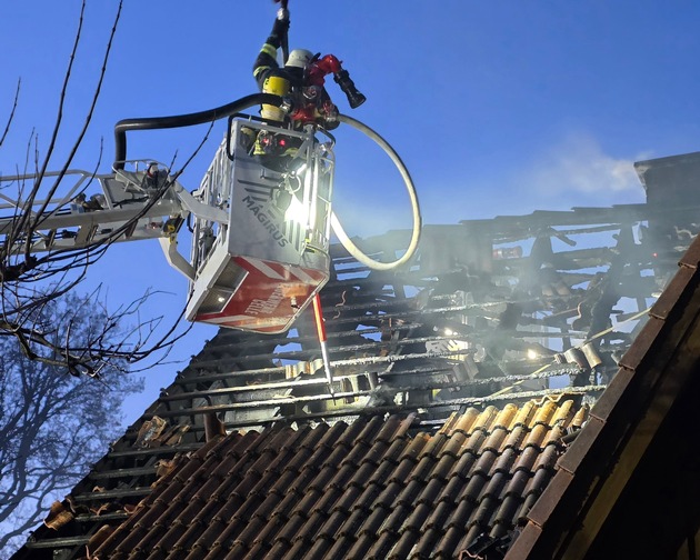 FW Celle: Gebäudebrand in Bostel - 2. Lagemeldung
