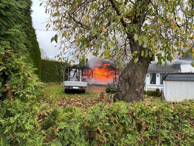 FW-OE: Carportbrand in Lennestadt-Grevenbrück greift auf Wohngebäude über - Gebäude unbewohnbar