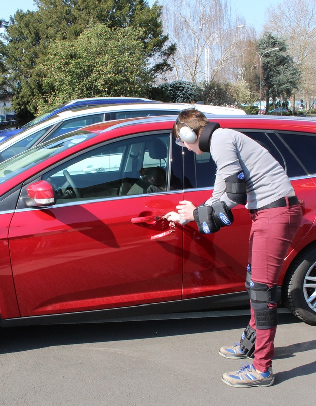 Ford-Umfrage: Riskanter Alkoholkonsum bei jungen Autofahrern; &quot;Trunkenheits-Anzug&quot; simuliert Alkoholeinfluss (FOTO)