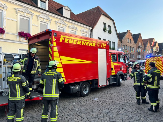 FW-WRN: FEUER_3 - Rauchentwicklung aus Fenster
