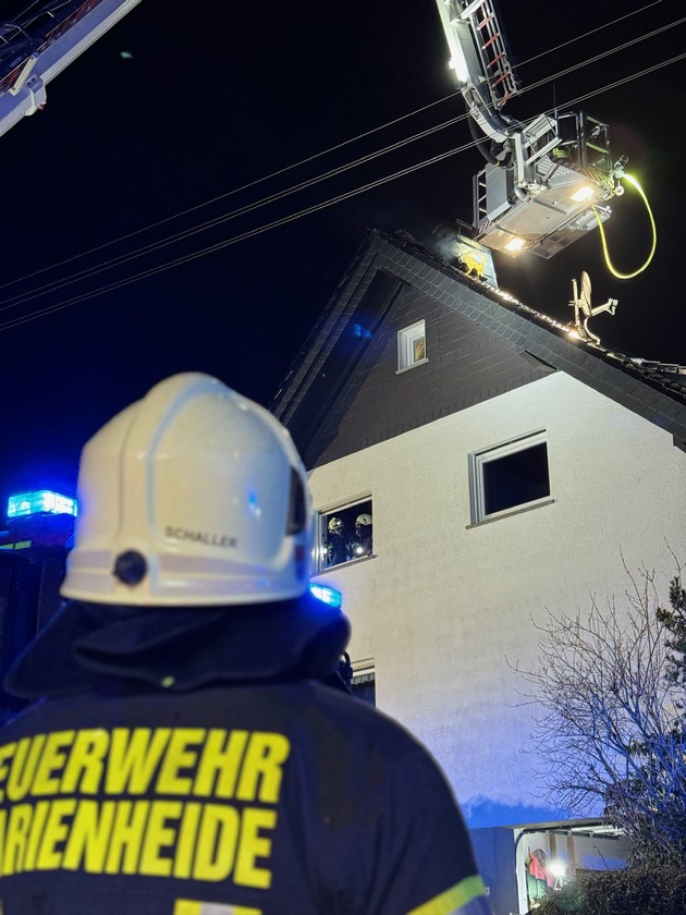 FW Marienheide: Kaminbrand dehnte sich auf Dachstuhl aus - Feuerwehr Marienheide mit 70 Kräften im Einsatz