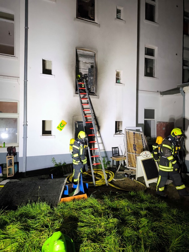 FW-OB: Feuer in Mehrfamilienhaus