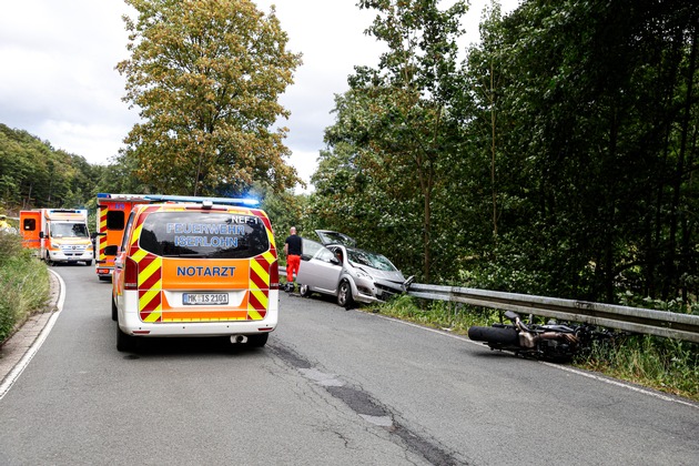 FW-MK: Motorradfahrer bei Verkehrsunfall lebensgefährlich verletzt