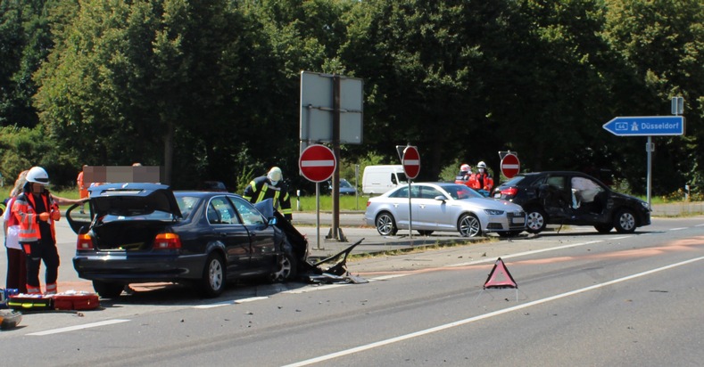 POL-DN: Schwerer Verkehrsunfall fordert drei Verletzte
