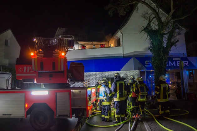 FW Menden: Zwei Verletzte Personen nach Brand in einer Wohnung