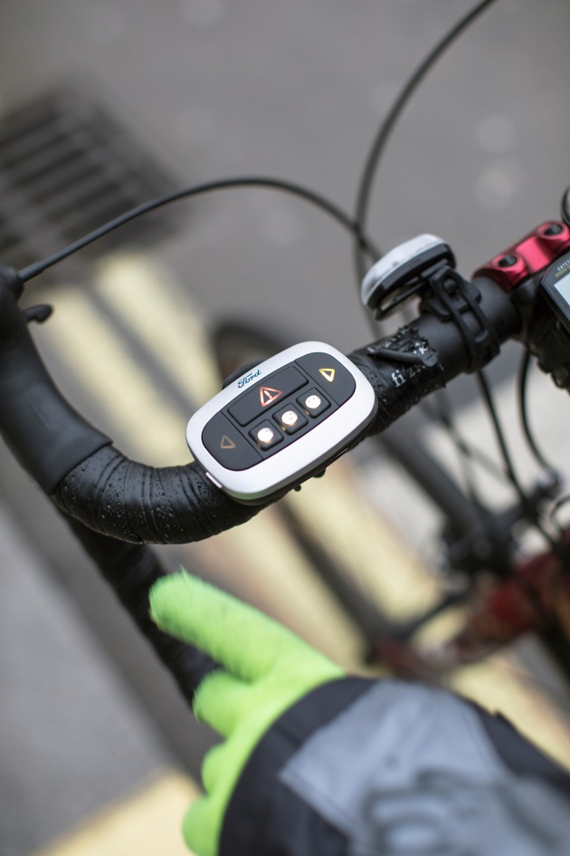 Ford entwickelt Emoji-Jacke, um das Verständnis zwischen Fahrrad- und Autofahrern zu verbessern