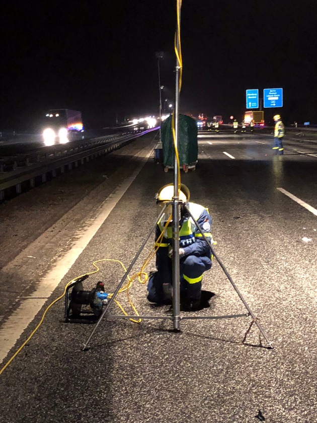 THW-HH MV SH: Nach einem schweren Verkehrsunfall auf der Autobahn 1 bei Lübeck unterstützten Einsatzkräfte des Technischen Hilfswerkes (THW) am frühen Mittwochmorgen die Polizei und leuchtete die Unfallstelle aus.