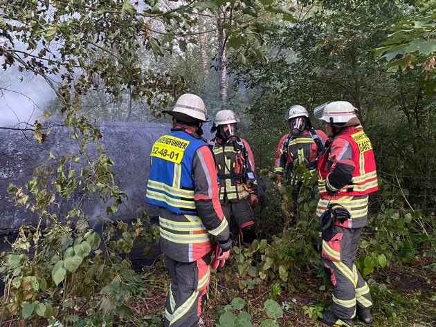 FW Norderstedt: Brand einer Waldhütte zwischen Syltkuhlen und Oadby-and-Wigston-Straße