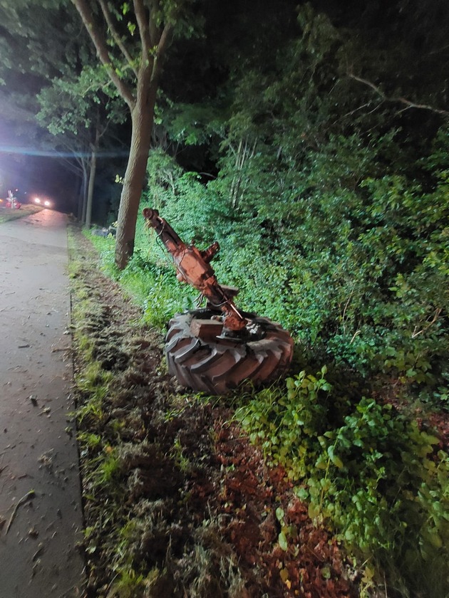 Feuerwehr Kalkar: Traktor fährt gegen Baum