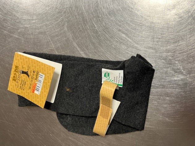 HZA-IZ: Versteckt in Socken - Zoll entdeckt geschmuggelte Goldarmreife im Wert von über 5.000,- Euro / Der Zoll am Flughafen Hamburg vereitelt Steuerschaden in Höhe von 1.100,- Euro