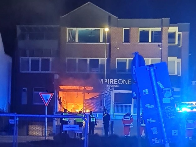 FW-GL: Ladenlokal in der Stadtmitte von Bergisch Gladbach brennt vollständig aus