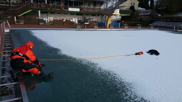 FW Menden: Eisrettungsübung im Bürgerbad Leitmecke