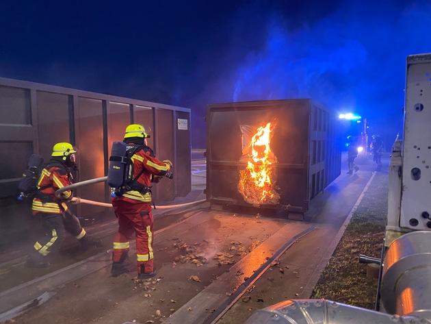 FW-SE: Feuer in einem Müllpresscontainer