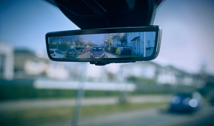 Smarter Rückspiegel für Ford-Nutzfahrzeuge verbessert Sicht auf rückwärtigen Strassenverkehr