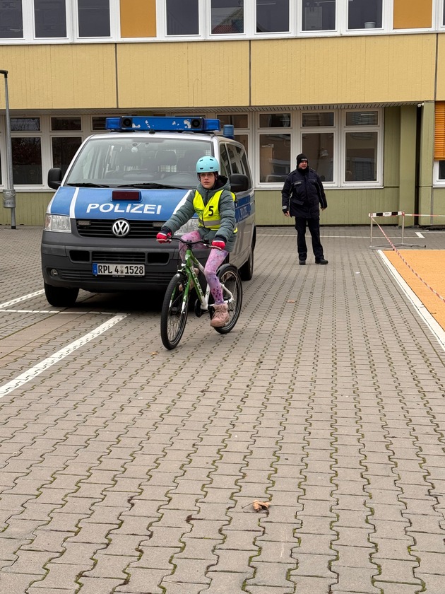 POL-PDKH: Fahrrad-AG an der Elisabethenschule Sprendlingen ermöglicht erfolgreichen Fahrradführerschein