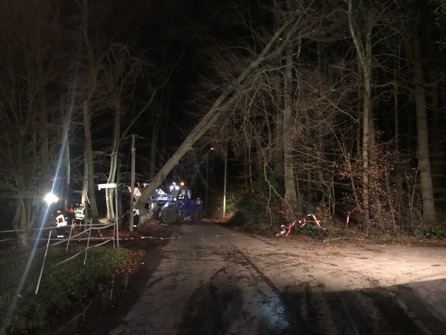 FW-GL: &quot;Friederike&quot; beschert auch der Feuerwehr Bergisch Gladbach viel Arbeit
170 Einsatzstellen alleine im Stadtgebiet von Bergisch Gladbach
Keine Verletzten zu beklagen - teils hohe Sachschäden