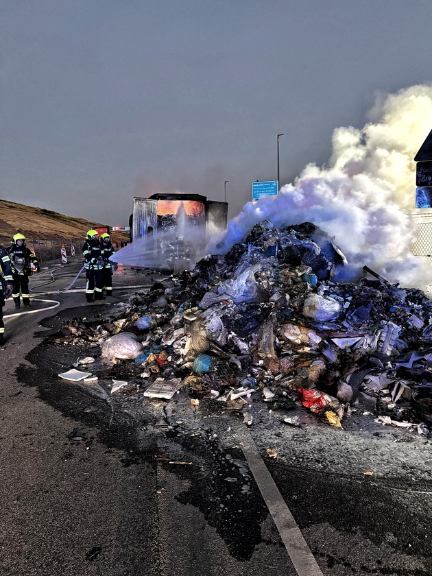 FW-NE: LKW in Vollbrand auf Deponiegelände | Aufwendige Löschmaßnahmen in den frühen Morgenstunden