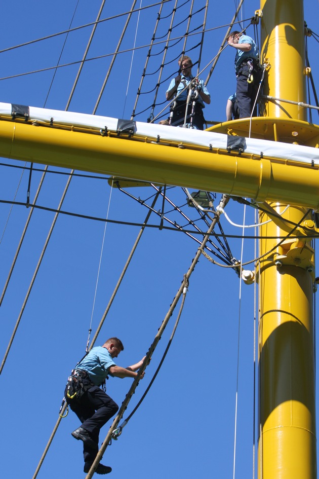 Training in Mast und Takelage Marineschule Mürwik Ausbildung am neuen Übungsmast (BILD)