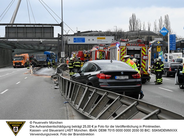 FW-M: Lkw durchbricht Mittelleitplanke (Milbertshofen)