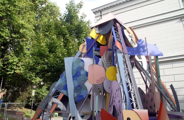 Tag der Deutschen Einheit: Kunst zum Tag der Deutschen Einheit: Eine Bauhaus-Pyramide von Künstlerkollektiv Klub 7