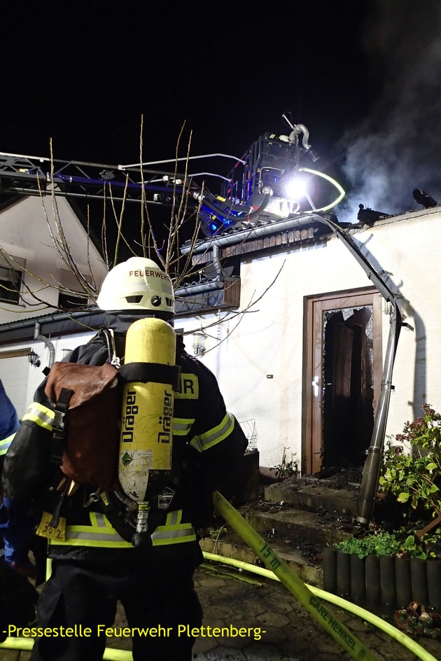 FW-PL: Folgemeldung.Wohnhaus komplett durch Brand zerstört. Bewohner war nicht zu Hause