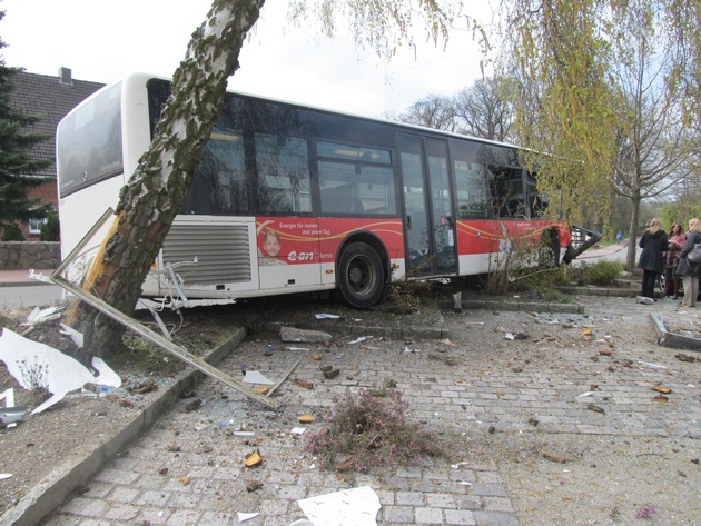 POL-WL: Spektakulärer Busunfall mit hohem Sachschaden, Unfallursache bislang unklar