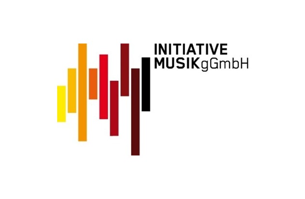 EMY mit ihrer neuen Single "2m/1,40"