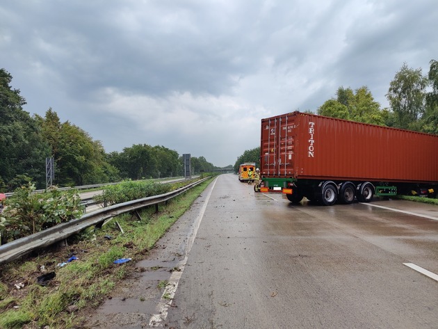 POL-CUX: Verkehrsunfall mit Sattelzug auf der BAB27 - Fahrzeugführer leicht verletzt - Vollsperrung für mehrere Stunden