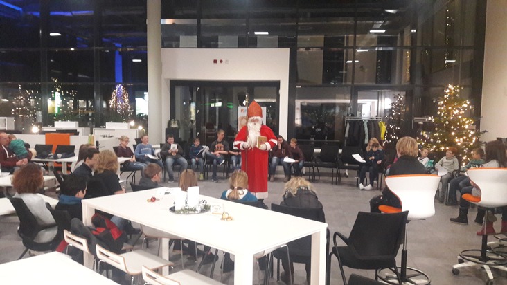 FW-AR: Basislöschzug 6 feiert im Campus mit dem Nikolaus: Erste gemeinsame Feier der Kameraden aus Bruchhausen und Niedereimer