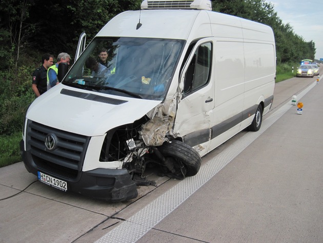 POL-HI: Erneut schwerer Unfall auf der BAB 7  Audi bleibt nach Defekt auf Überholfahrstreifen stehen, Crafter fährt auf