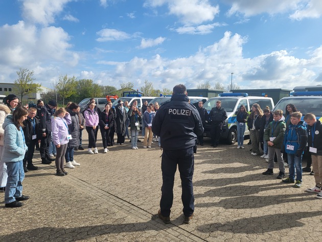 POL-CUX: Zukunftstag bei der Polizeiinspektion Cuxhaven (Lichtbilder in der Anlage)
