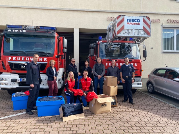 FW Stockach: Übergabe von Wechselkleidung an die Feuerwehr