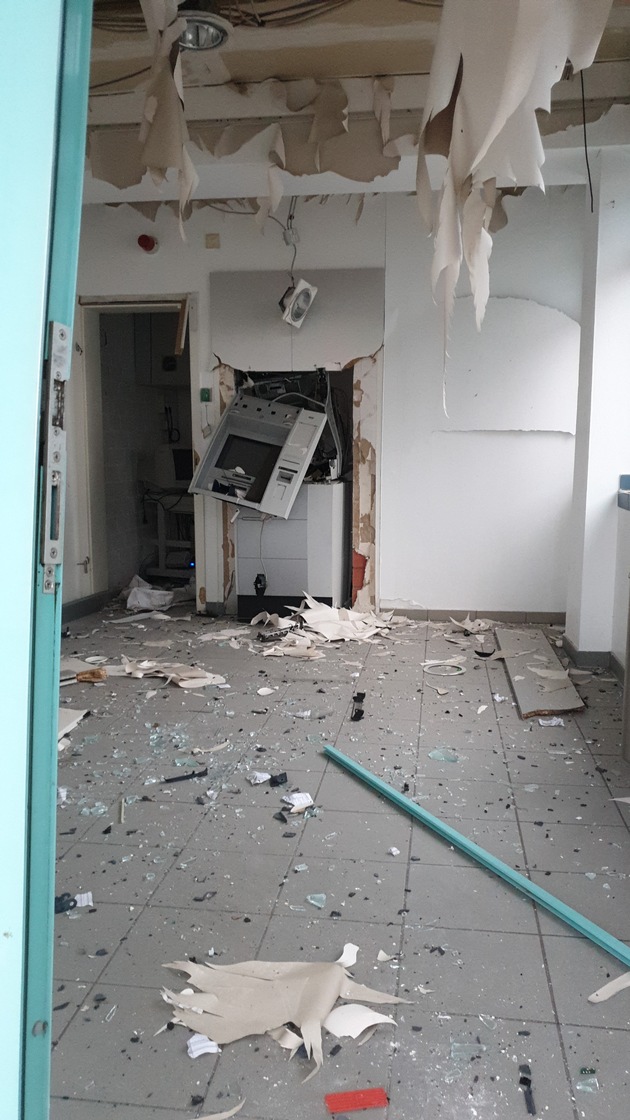 POL-RBK: Leichlingen - Geldautomat gesprengt - Täter flüchtig - Einsturzgefahr am Gebäude