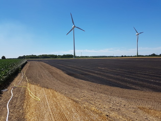 FW-RE: Flächenbrand auf einem Kornfeld bei sommerlichen Temperaturen - Acht Hektar standen in Brand