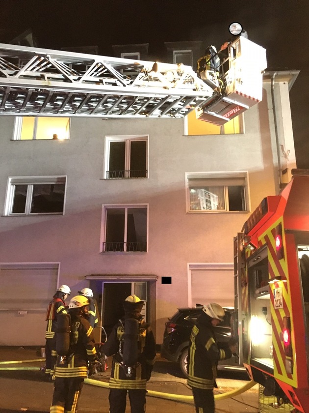 FW-MH: Zwei parallele Kellerbrände beschäftigt die Feuerwehr Mülheim an der Ruhr - 2 Personen über Drehleiter gerettet