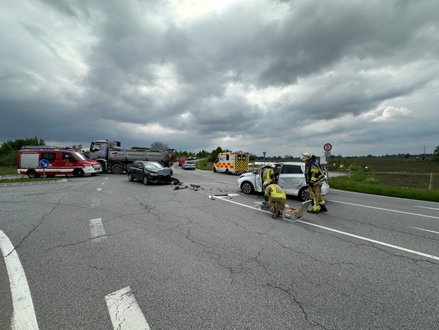 FW Weinheim: Verkehrsunfall auf der Kreisverbindungsstraße bei Weinheim - Zwei Leichtverletzte