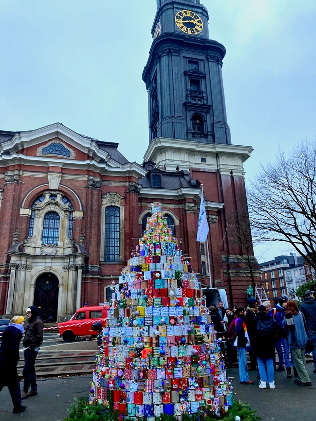 Neuer RID-Weltrekord erzielt: »größter ›Weihnachtsbaum‹ aus Konservendosen« vor Hamburger Michel aufgebaut