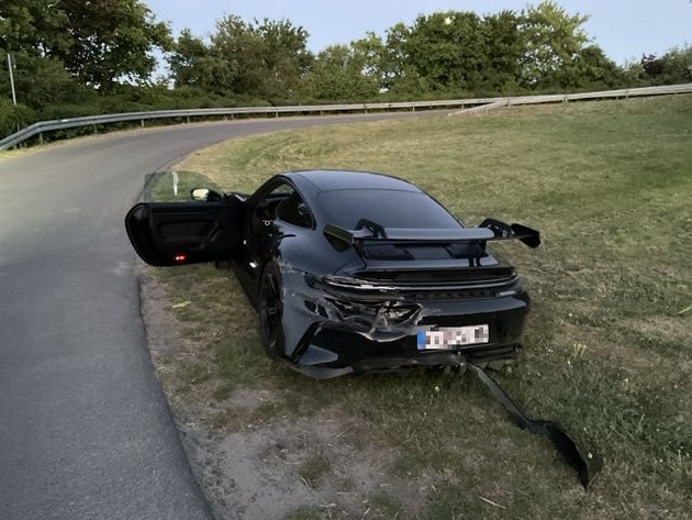 POL-OF: Schwer besch&auml;digter Porsche nach Unfall im Feld abgestellt: Polizei sucht Fahrer