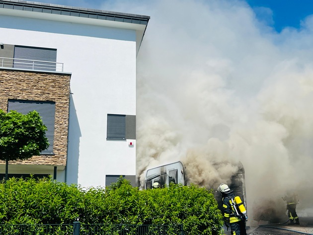 FW Königswinter: Brand eines Wohnmobils in Königswinter-Ittenbach.