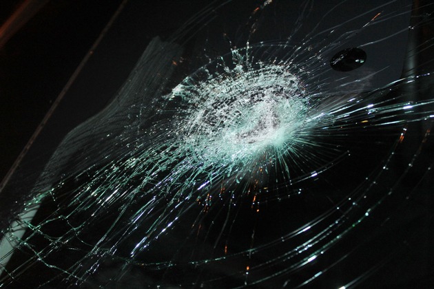 POL-KR: Stadtmitte: Steinwürfe auf fahrende Autos - Zeugen gesucht
