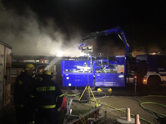 FW-RE: Vereinsheim brennt bei Großbrand nieder - keine Verletzten