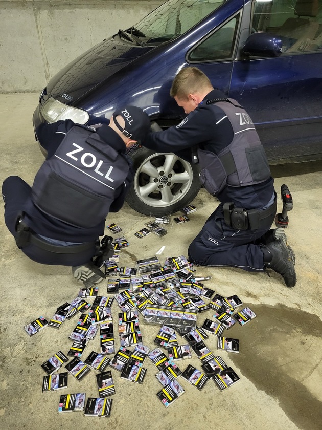 HZA-UL: Zöllner decken Zigarettenschmuggel auf/9600 Zigaretten versteckt hinter Kotflügel und in Subwoofer