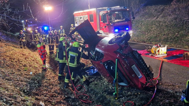 FW VG Westerburg: Feuerwehr befreit eigeklemmten Fahrzeugführer - zwei Verletzte nach Unfall bei Berzhahn