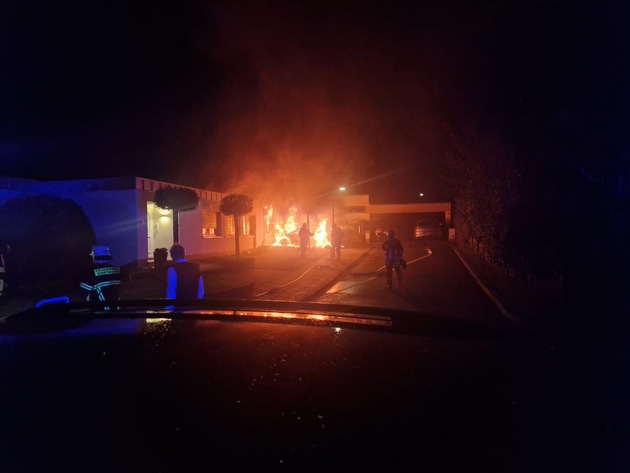 FW-DO: PKW in Vollbrand - Brandausbreitung auf Wohnhaus konnte verhindert werden