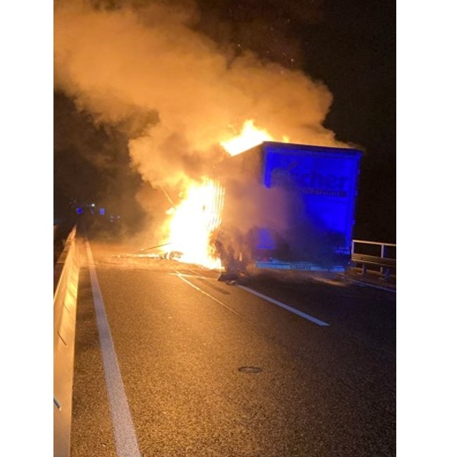 POL-OH: Fahrzeugbrand nach technischem Defekt auf der BAB A4, FR Erfurt, km 359,5 Fahrzeuggespann gerät aus ungeklärter Ursache in Brand