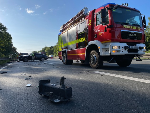 FW Lehrte: Verkehrsunfall zwischen PKW und LKW auf der Autobahn - LKW behindern über vier Fahrspuren nebeneinander die Anfahrt der Rettungskräfte