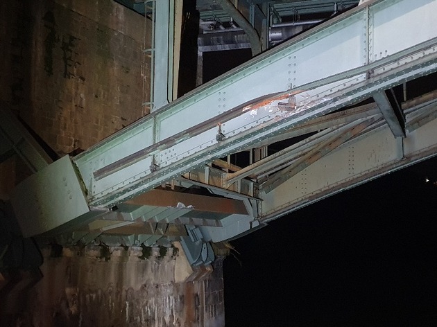 PP-ELT: Fahrgastkabinenschiff kollidiert aufgrund einer Sturmböe mit Eisenbahnbrücke