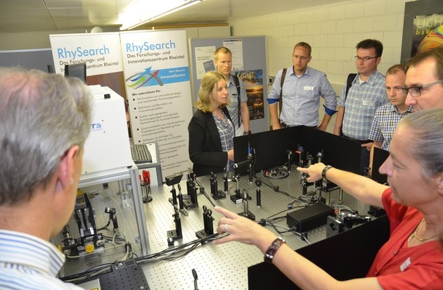 NTB Interstaatliche Hochschule für Technik: Ein neues Prüfzentrum für optische Schichten wurde an der NTB Buchs eingeweiht sowie ein gut besuchter Swissphotonics Workshop "Optische Beschichtungen für Laseranwendungen" durchgeführt
